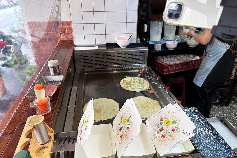 台中粉漿蛋餅│一珍軒古早味蛋餅大德店。油飯當餡真的是怕客人吃不飽,加醬不加醬都很美味 - 第4張圖 台中粉漿蛋餅│一珍軒古早味蛋餅大德店。油飯當餡真的是怕客人吃不飽,加醬不加醬都很美味