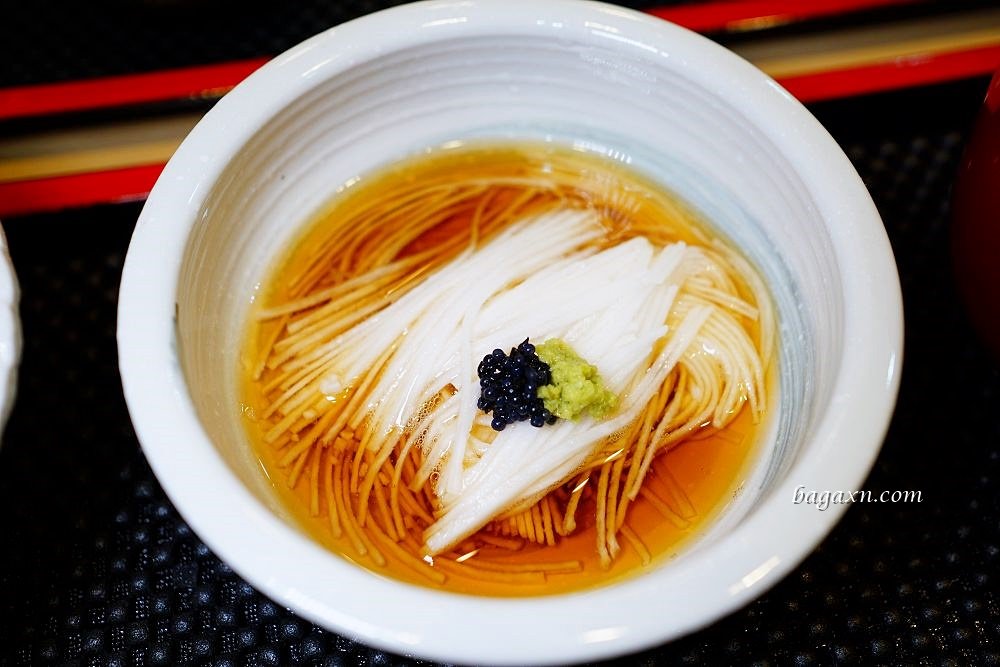 台中西區鰻魚飯│一鰻。頂級青口活鰻手工拔刺，搭配自煮鰻魚醬炭烤而成