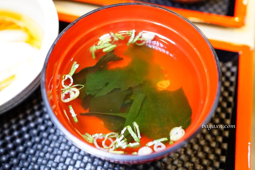 台中西區鰻魚飯│一鰻。頂級青口活鰻手工拔刺，搭配自煮鰻魚醬炭烤而成