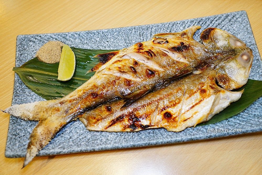 台中西區鰻魚飯│一鰻。頂級青口活鰻手工拔刺，搭配自煮鰻魚醬炭烤而成