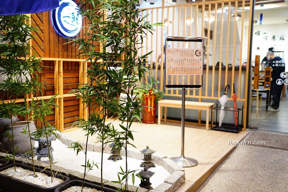 台中西區鰻魚飯│一鰻。頂級青口活鰻手工拔刺，搭配自煮鰻魚醬炭烤而成