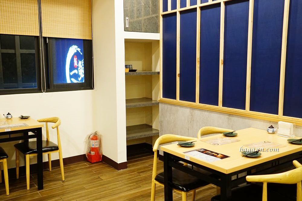 台中西區鰻魚飯│一鰻。頂級青口活鰻手工拔刺，搭配自煮鰻魚醬炭烤而成