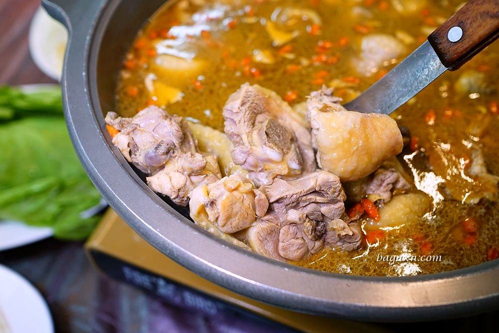 苗栗美食│來吃薑母雞。湯頭香甜爽口料多CP值高，快炒推薦三杯雞及炒米粉