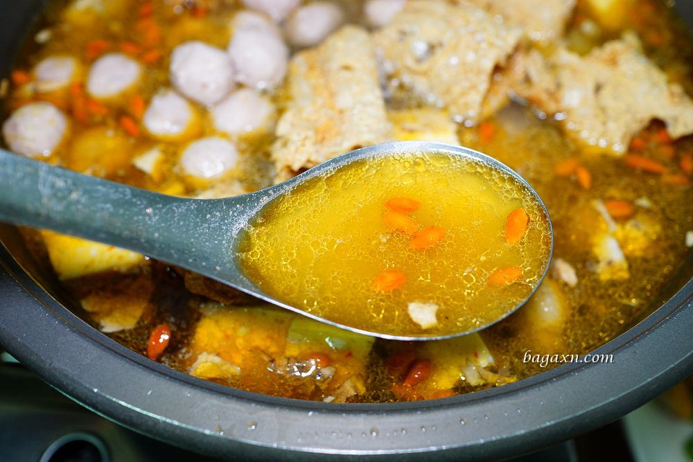 苗栗美食│來吃薑母雞。湯頭香甜爽口料多CP值高，快炒推薦三杯雞及炒米粉