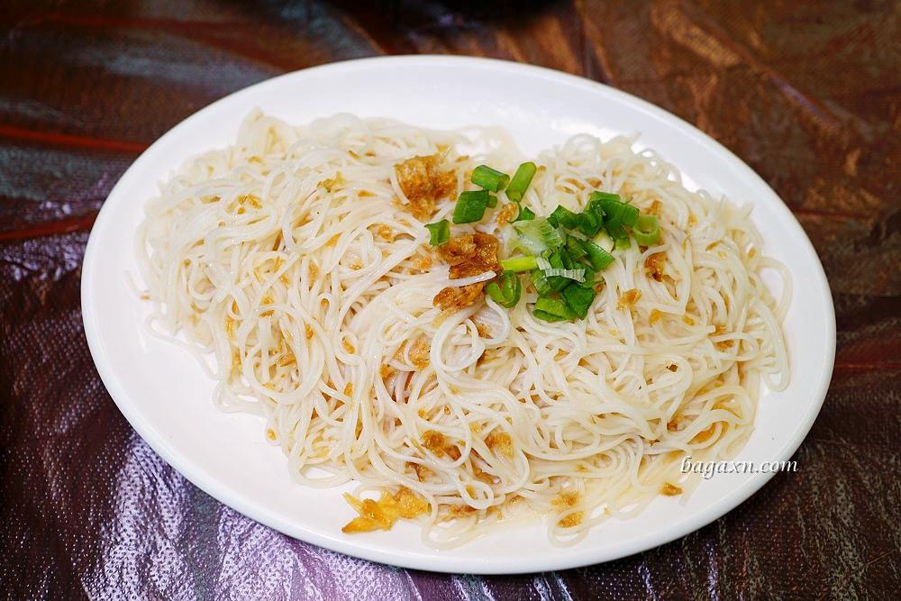 苗栗美食│來吃薑母雞。湯頭香甜爽口料多CP值高，快炒推薦三杯雞及炒米粉