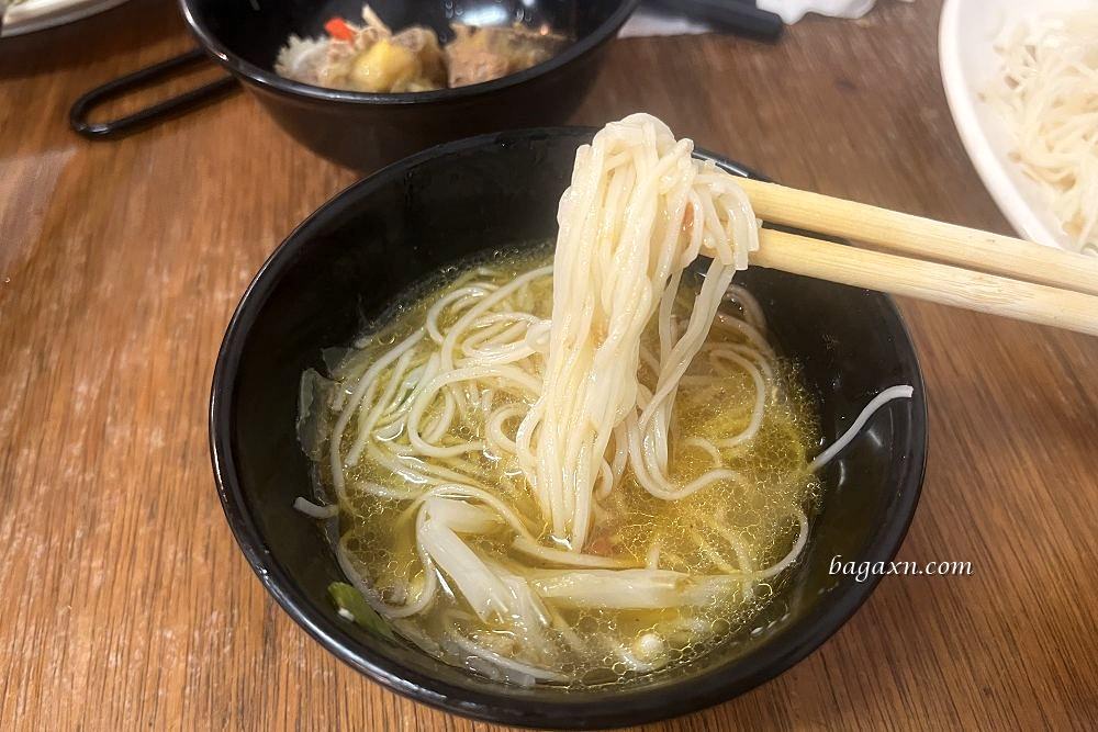 苗栗美食│來吃薑母雞。湯頭香甜爽口料多CP值高，快炒推薦三杯雞及炒米粉