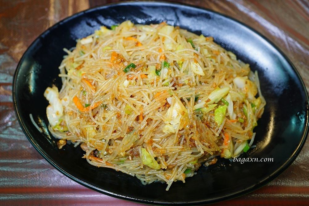 苗栗美食│來吃薑母雞。湯頭香甜爽口料多CP值高，快炒推薦三杯雞及炒米粉