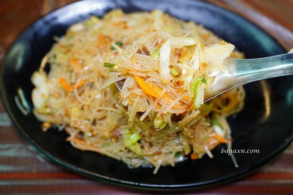 苗栗美食│來吃薑母雞。湯頭香甜爽口料多CP值高，快炒推薦三杯雞及炒米粉