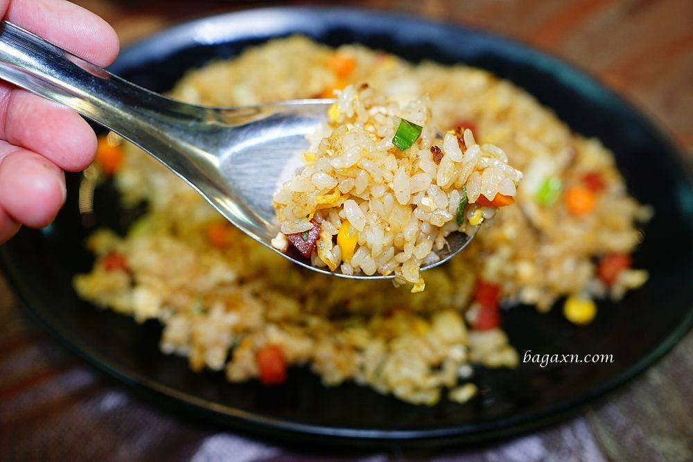 苗栗美食│來吃薑母雞。湯頭香甜爽口料多CP值高，快炒推薦三杯雞及炒米粉