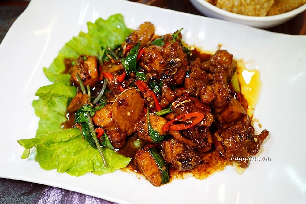 苗栗美食│來吃薑母雞。湯頭香甜爽口料多CP值高，快炒推薦三杯雞及炒米粉