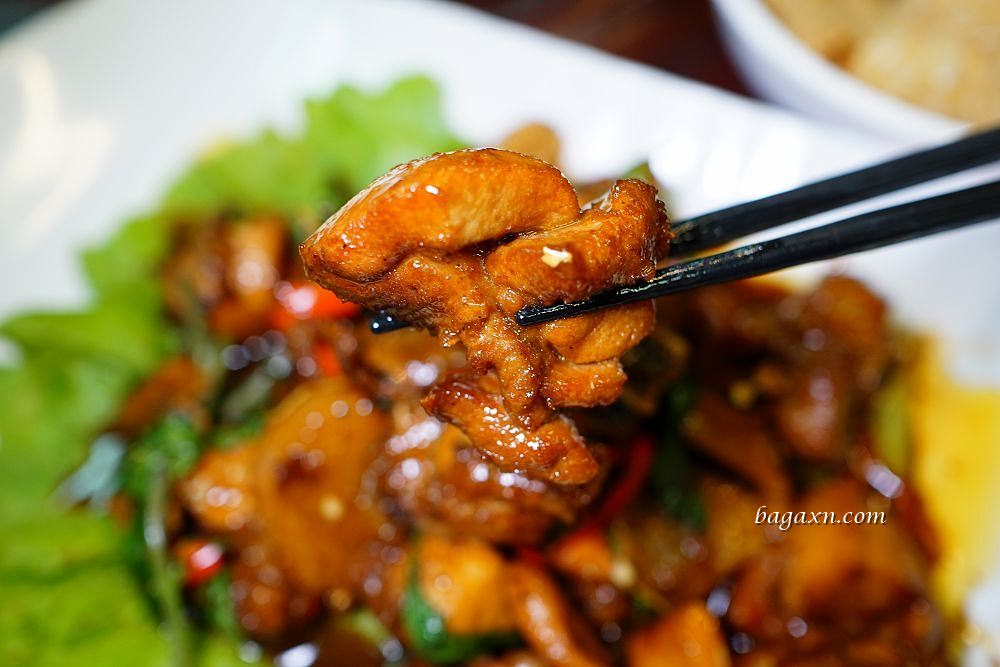 苗栗美食│來吃薑母雞。湯頭香甜爽口料多CP值高，快炒推薦三杯雞及炒米粉