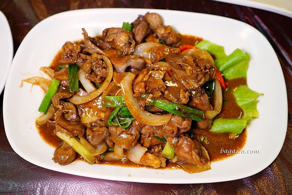 苗栗美食│來吃薑母雞。湯頭香甜爽口料多CP值高，快炒推薦三杯雞及炒米粉
