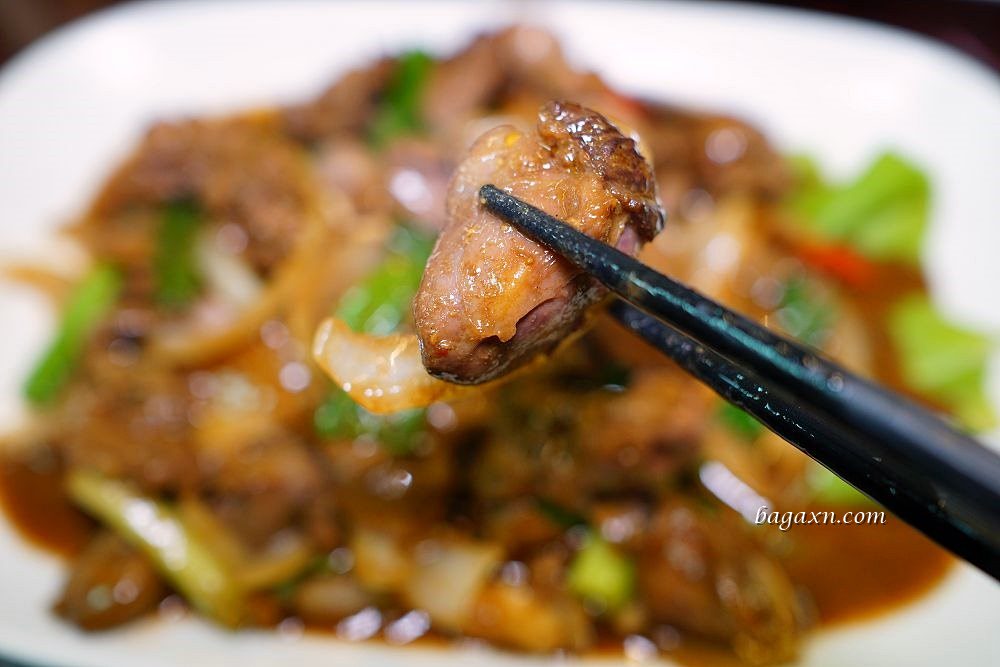苗栗美食│來吃薑母雞。湯頭香甜爽口料多CP值高，快炒推薦三杯雞及炒米粉