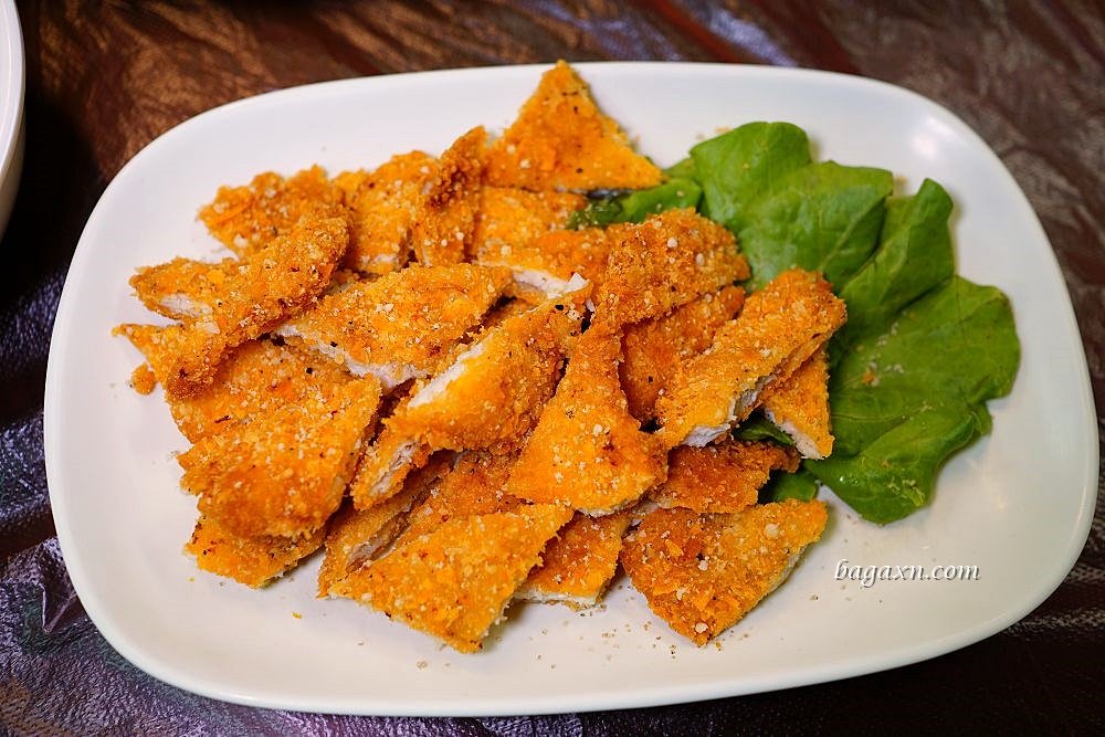 苗栗美食│來吃薑母雞。湯頭香甜爽口料多CP值高，快炒推薦三杯雞及炒米粉