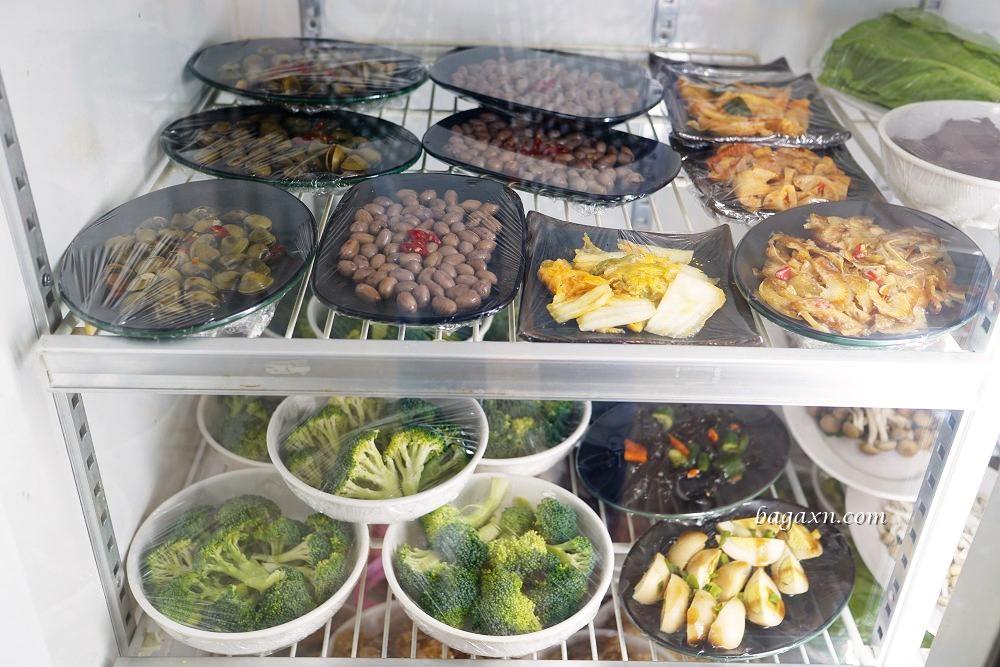 苗栗美食│來吃薑母雞。湯頭香甜爽口料多CP值高，快炒推薦三杯雞及炒米粉