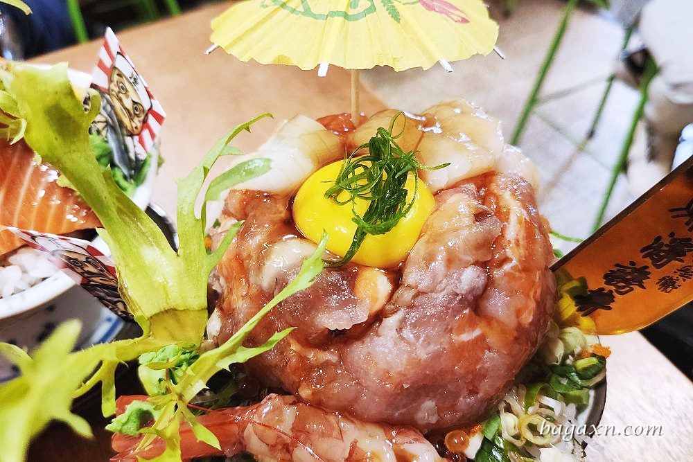 台中丼飯│信兵衛手作丼飯壽司，巷弄浮誇丼飯，份量多吃得超撐