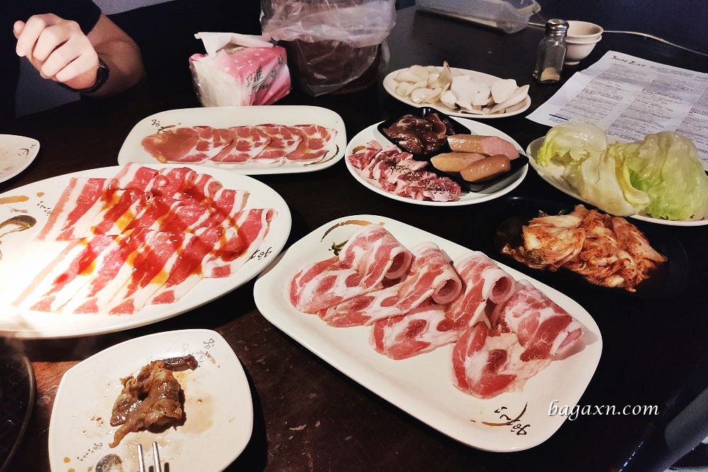 台中西區燒肉│出一張嘴公益店。燒烤吃到飽老店，肉類和冰淇淋選擇多