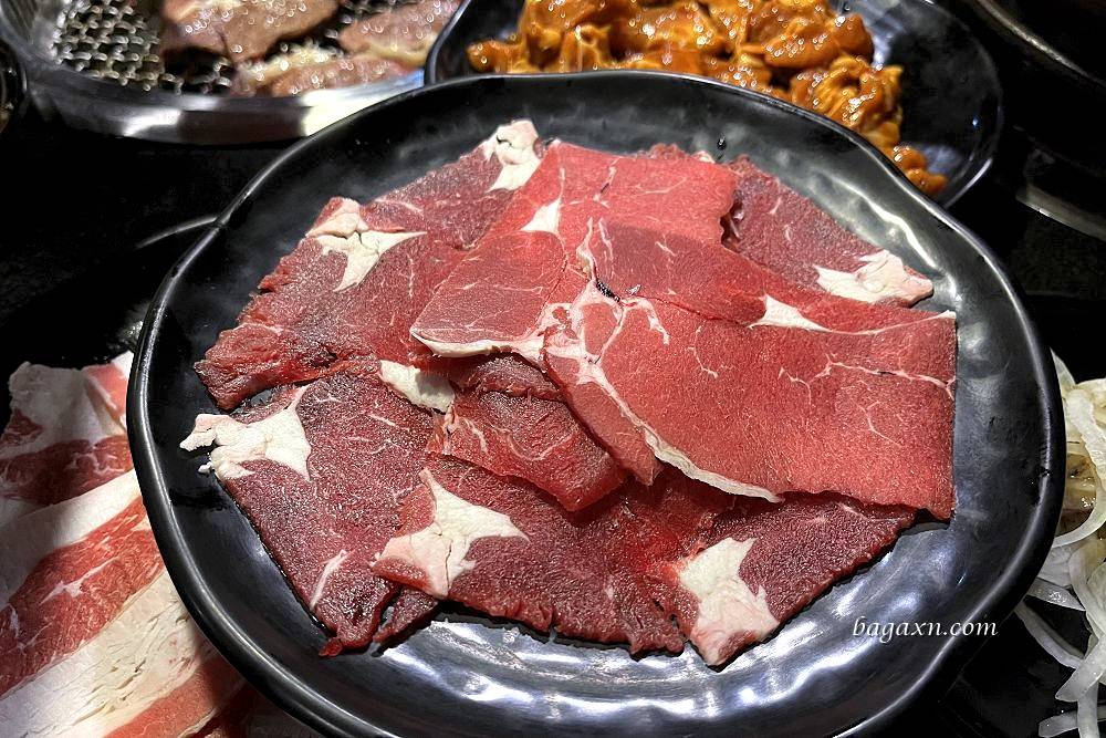 台南燒烤│逐鹿炭火燒肉台南店。座位有點擠，但有雞軟骨就很OK