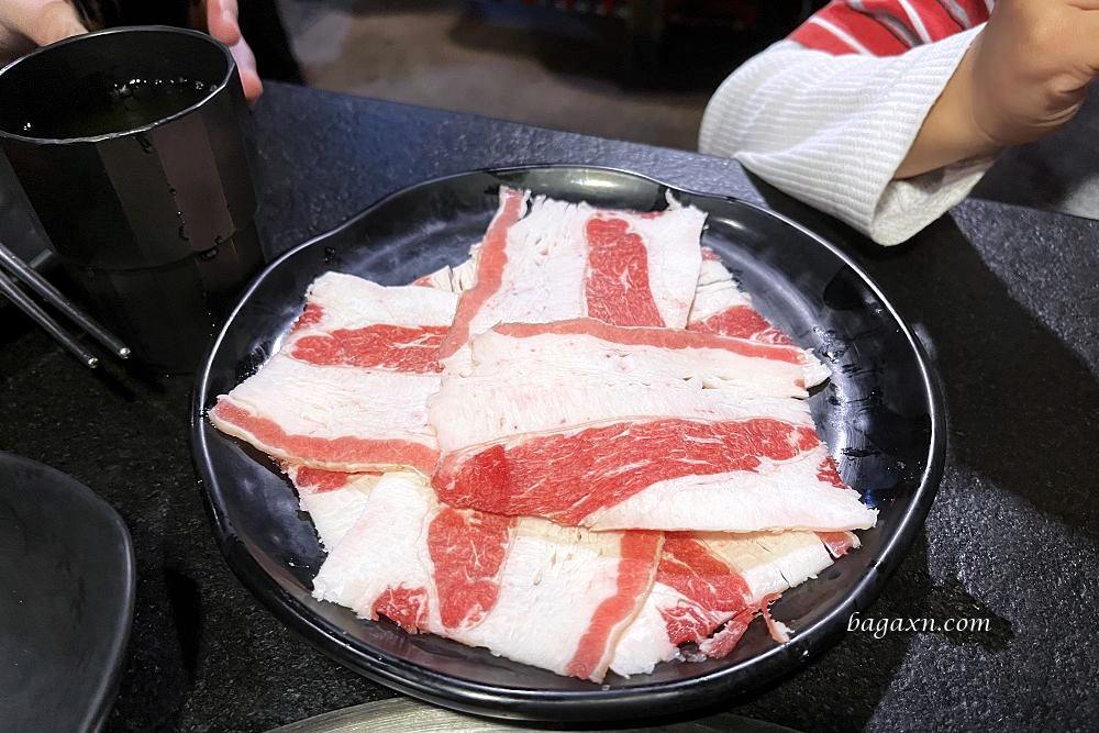 台南燒烤│逐鹿炭火燒肉台南店。座位有點擠，但有雞軟骨就很OK