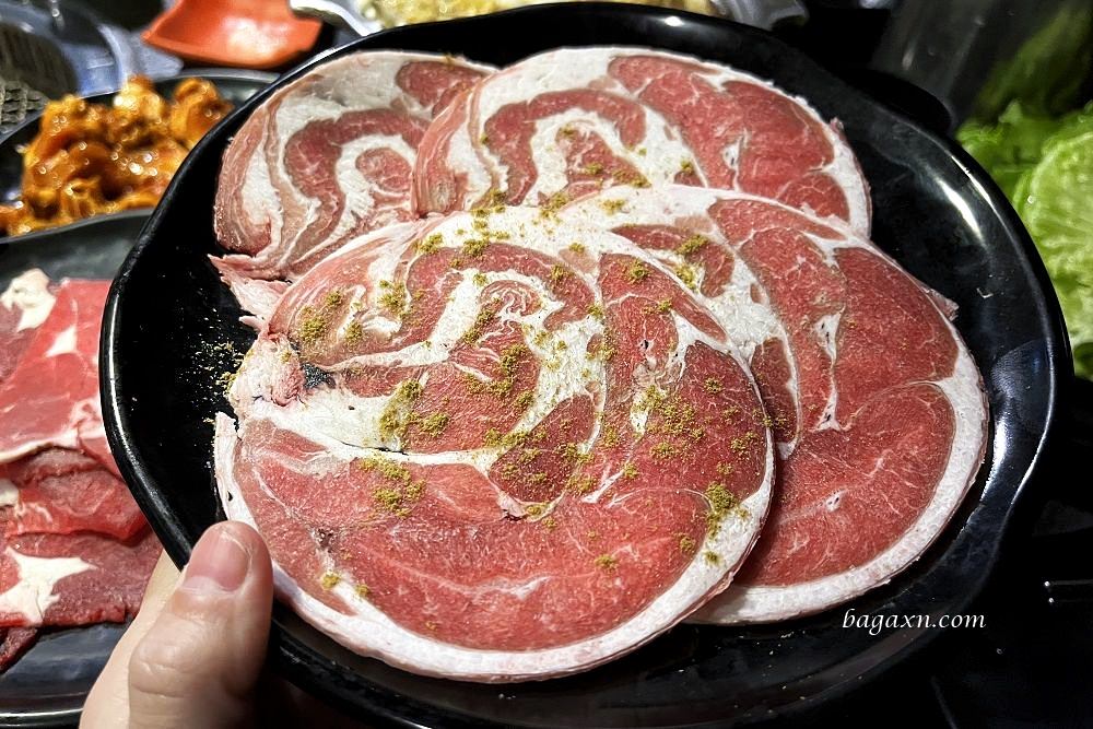 台南燒烤│逐鹿炭火燒肉台南店。座位有點擠，但有雞軟骨就很OK