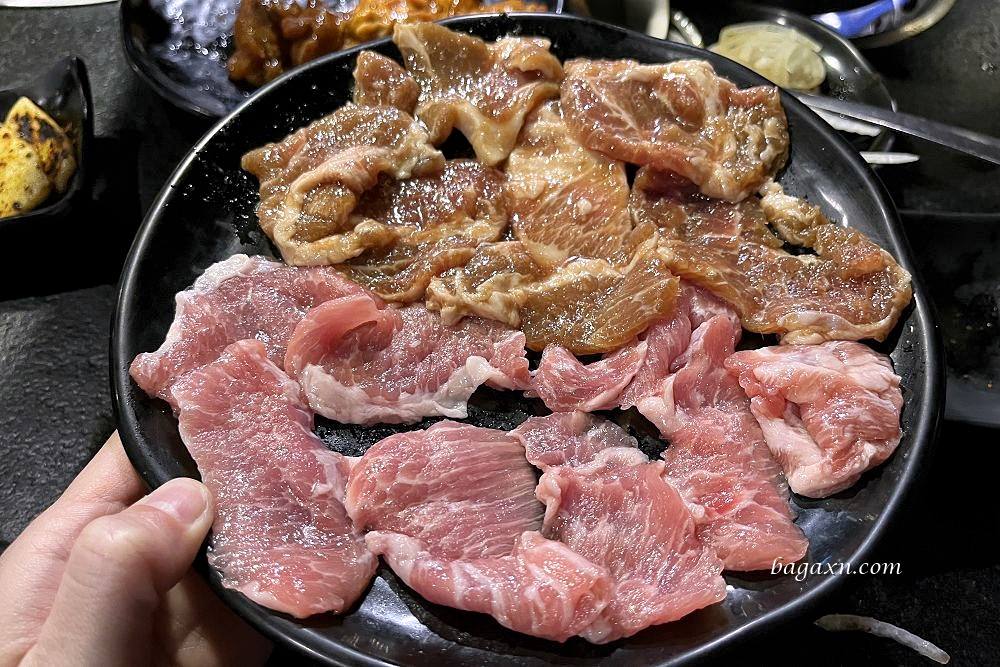 台南燒烤│逐鹿炭火燒肉台南店。座位有點擠，但有雞軟骨就很OK