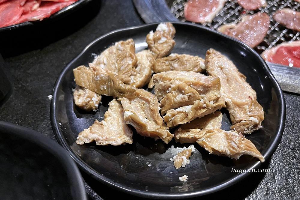 台南燒烤│逐鹿炭火燒肉台南店。座位有點擠，但有雞軟骨就很OK