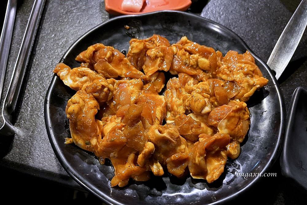 台南燒烤│逐鹿炭火燒肉台南店。座位有點擠，但有雞軟骨就很OK