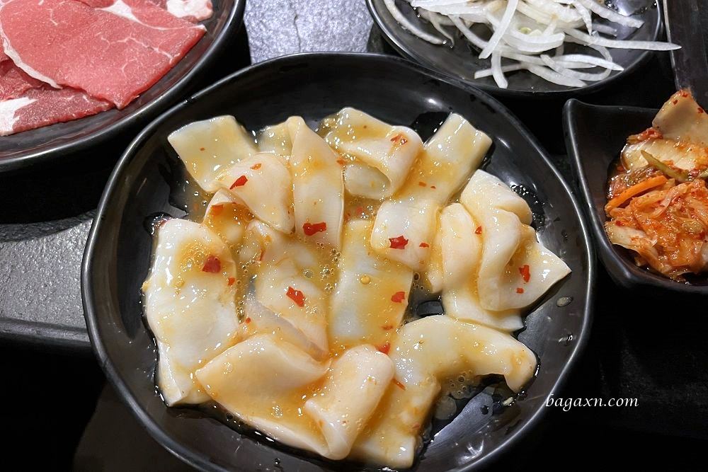 台南燒烤│逐鹿炭火燒肉台南店。座位有點擠，但有雞軟骨就很OK