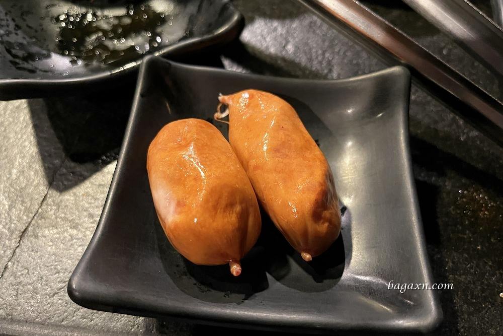 台南燒烤│逐鹿炭火燒肉台南店。座位有點擠，但有雞軟骨就很OK