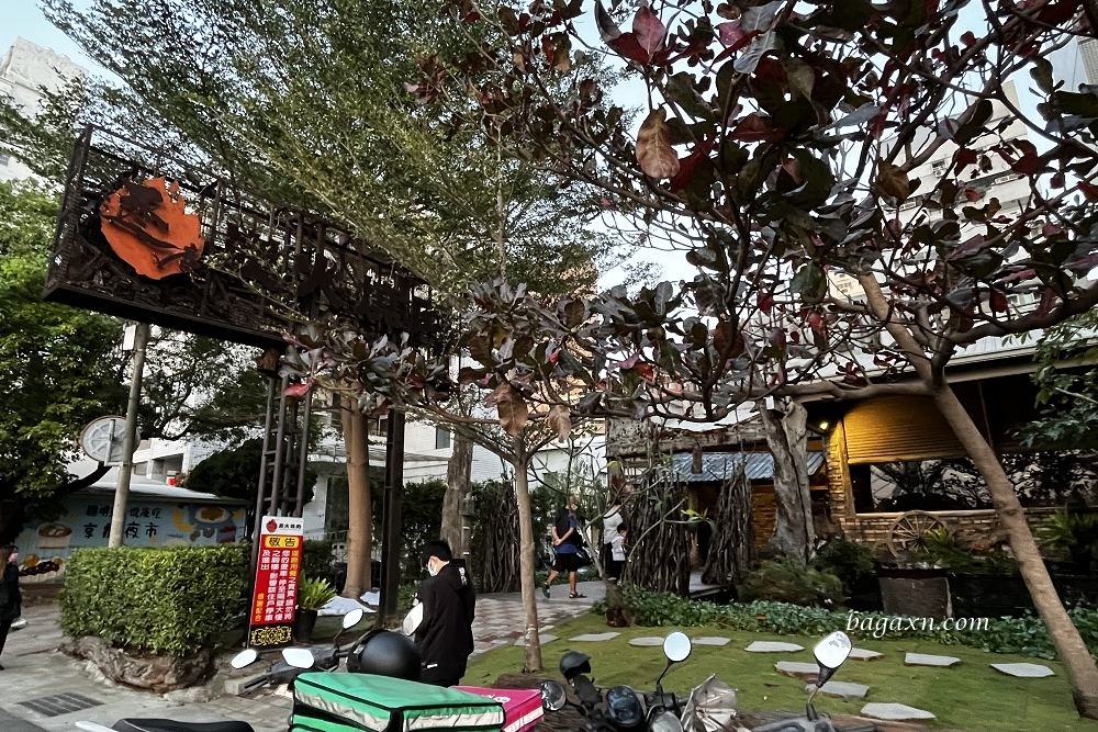 台南燒烤│逐鹿炭火燒肉台南店。座位有點擠，但有雞軟骨就很OK