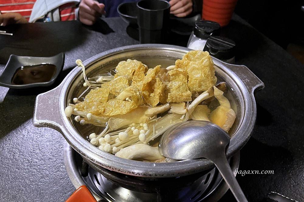 台南燒烤│逐鹿炭火燒肉台南店。座位有點擠，但有雞軟骨就很OK