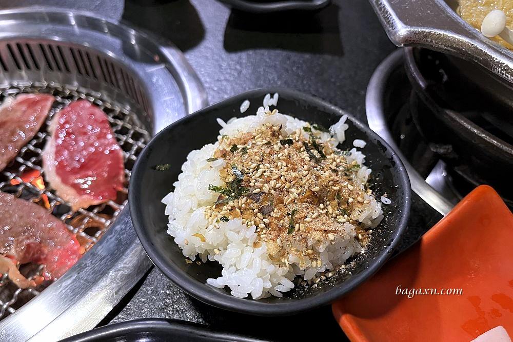 台南燒烤│逐鹿炭火燒肉台南店。座位有點擠，但有雞軟骨就很OK