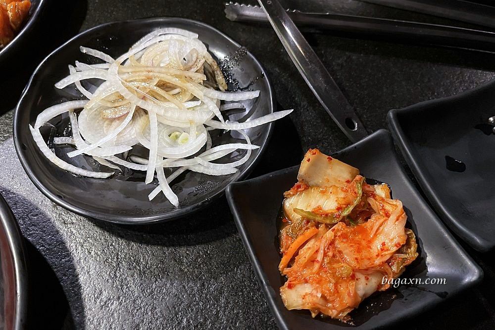 台南燒烤│逐鹿炭火燒肉台南店。座位有點擠，但有雞軟骨就很OK