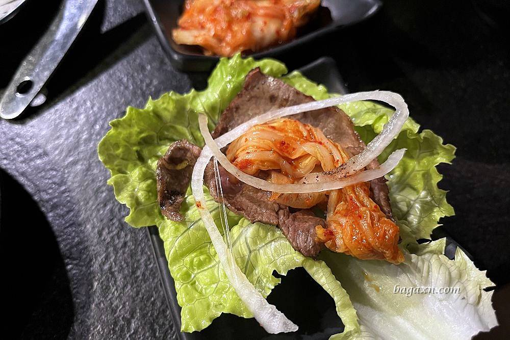 台南燒烤│逐鹿炭火燒肉台南店。座位有點擠，但有雞軟骨就很OK