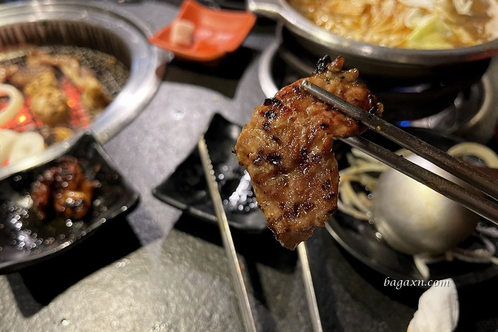 台南燒烤│逐鹿炭火燒肉台南店。座位有點擠，但有雞軟骨就很OK