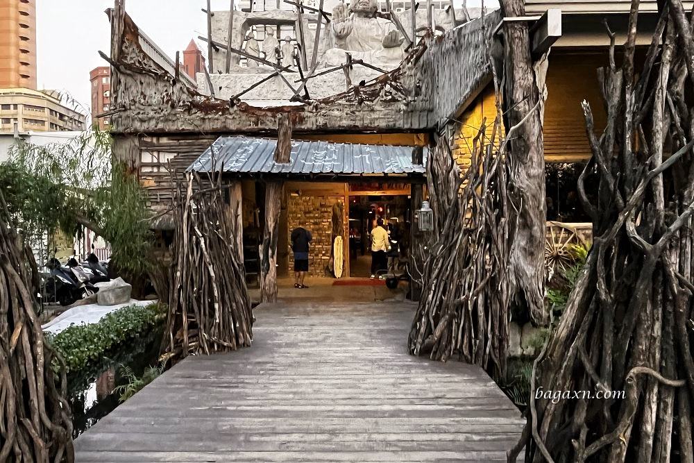 台南燒烤│逐鹿炭火燒肉台南店。座位有點擠，但有雞軟骨就很OK