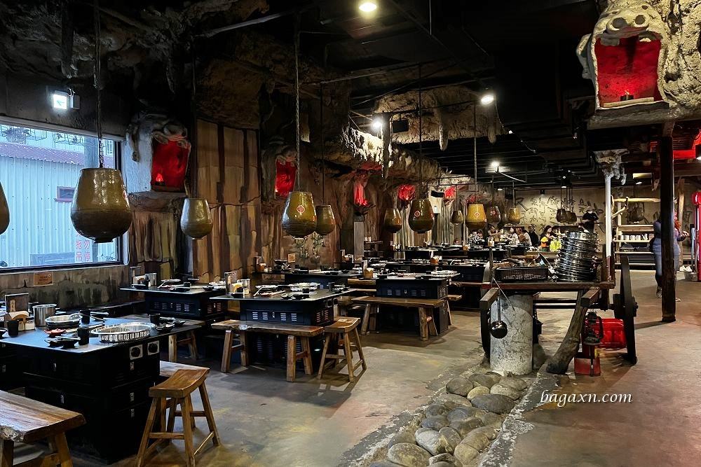 台南燒烤│逐鹿炭火燒肉台南店。座位有點擠，但有雞軟骨就很OK