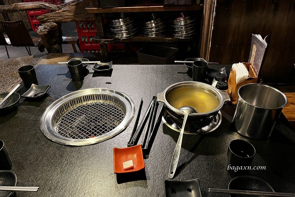 台南燒烤│逐鹿炭火燒肉台南店。座位有點擠，但有雞軟骨就很OK