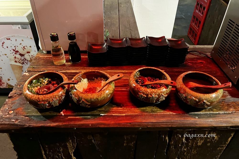 台南燒烤│逐鹿炭火燒肉台南店。座位有點擠，但有雞軟骨就很OK