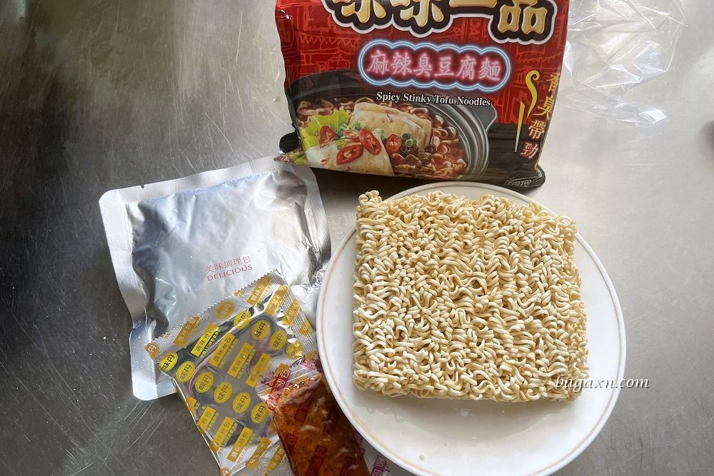 味味一品麻辣臭豆腐麵。真的臭，料頗少建議加其他東西一起煮