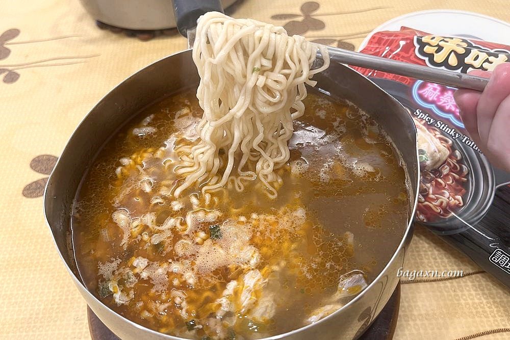 味味一品麻辣臭豆腐麵。真的臭，料頗少建議加其他東西一起煮