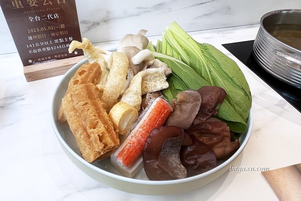 台中南屯│嗑肉石鍋豐樂店。二代店有蔬菜自助吧吃到飽還不錯