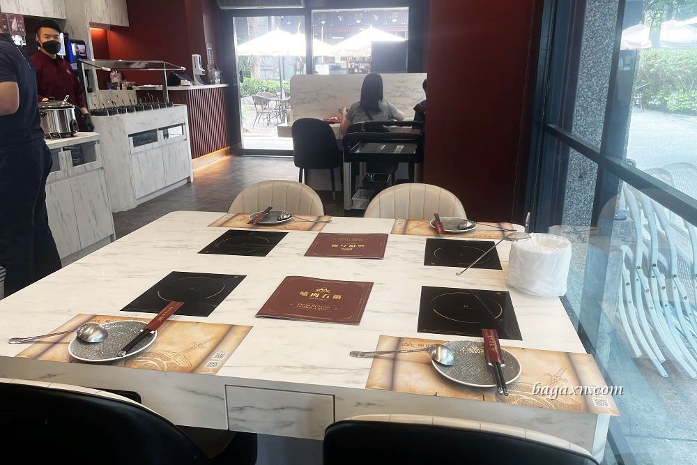 台中南屯│嗑肉石鍋豐樂店。二代店有蔬菜自助吧吃到飽還不錯