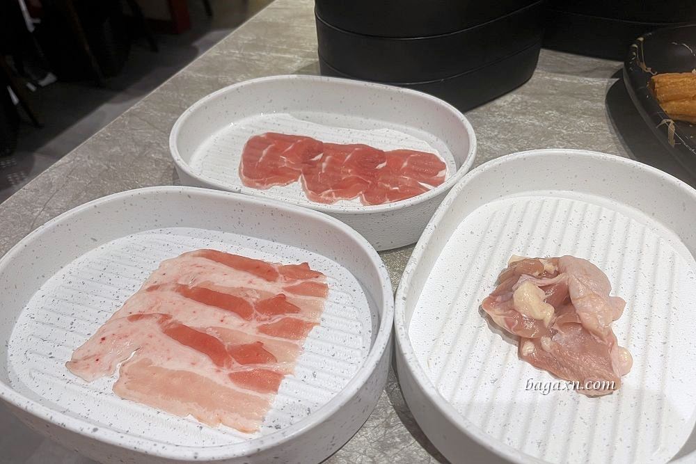 台中南屯│嚮辣和牛麻辣鍋。裝潢氣氛佳，服務不錯上菜速度快