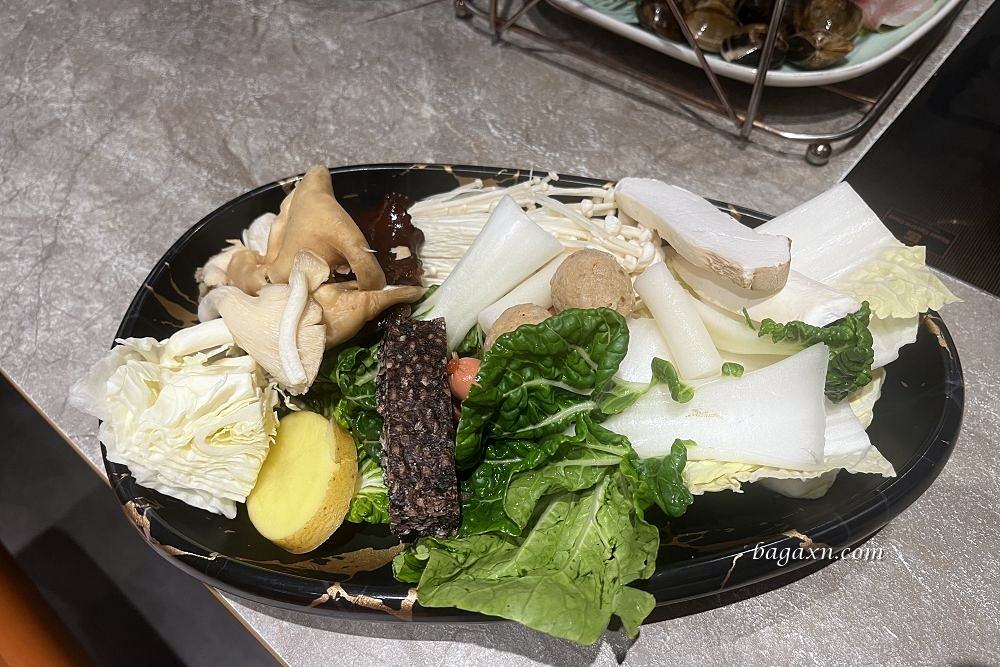 台中南屯│嚮辣和牛麻辣鍋。裝潢氣氛佳，服務不錯上菜速度快