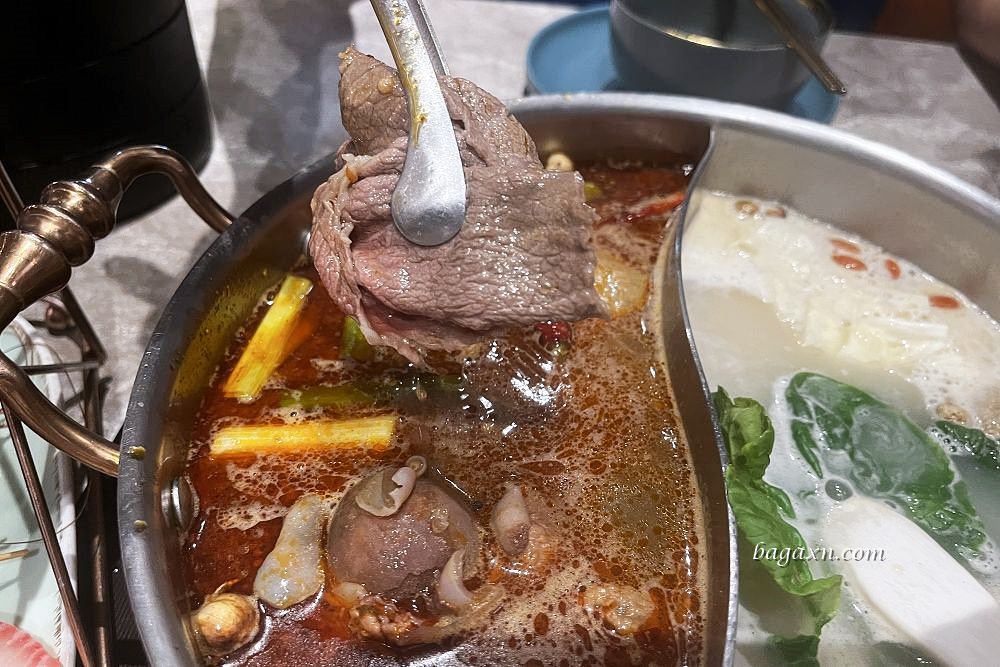 台中南屯│嚮辣和牛麻辣鍋。裝潢氣氛佳，服務不錯上菜速度快