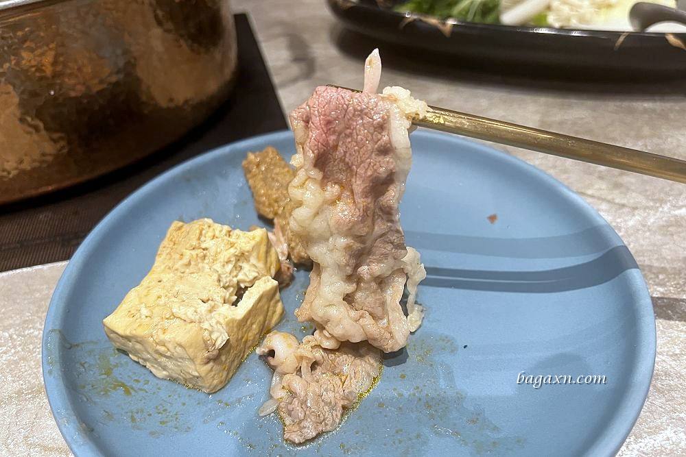 台中南屯│嚮辣和牛麻辣鍋。裝潢氣氛佳，服務不錯上菜速度快