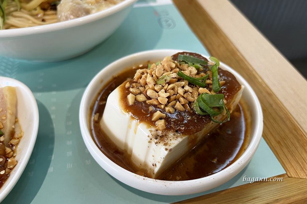 台中南屯│墨竹亭燃麵本家。燃麵香麻順口帶勁，口水雞嫩口美味