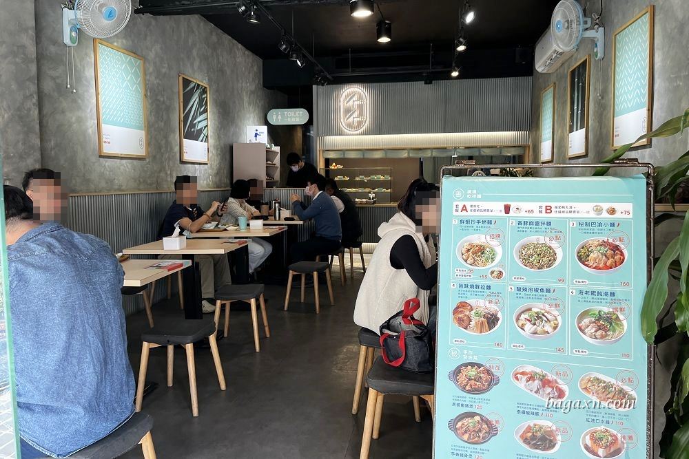 台中南屯│墨竹亭燃麵本家。燃麵香麻順口帶勁，口水雞嫩口美味