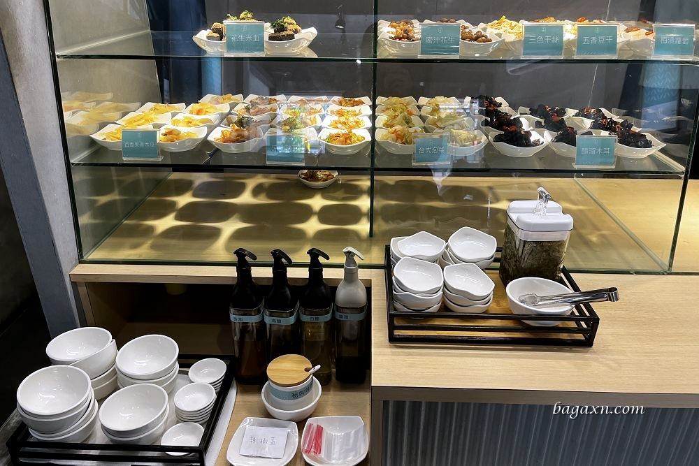 台中南屯│墨竹亭燃麵本家。燃麵香麻順口帶勁，口水雞嫩口美味